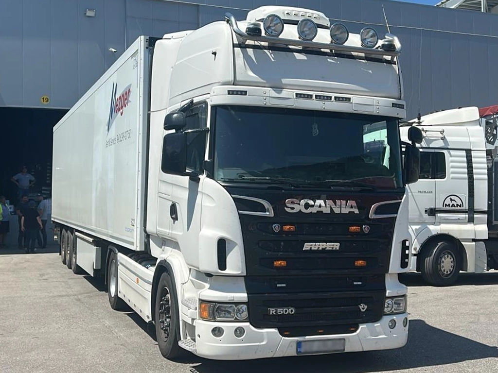 camion Scania si semiremorca frgorifica pentru transportul de marfa la temperatura