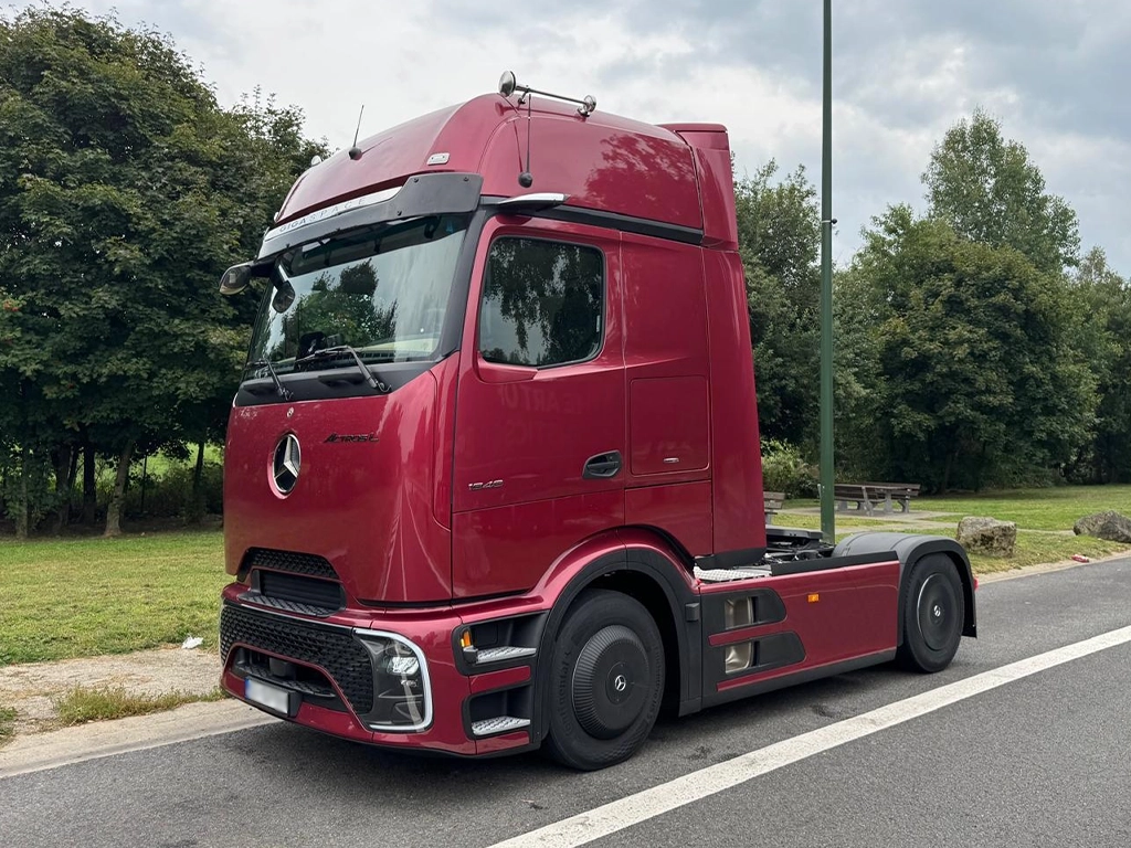 camion de ultima generatie Mercedes Benz din flota firmei