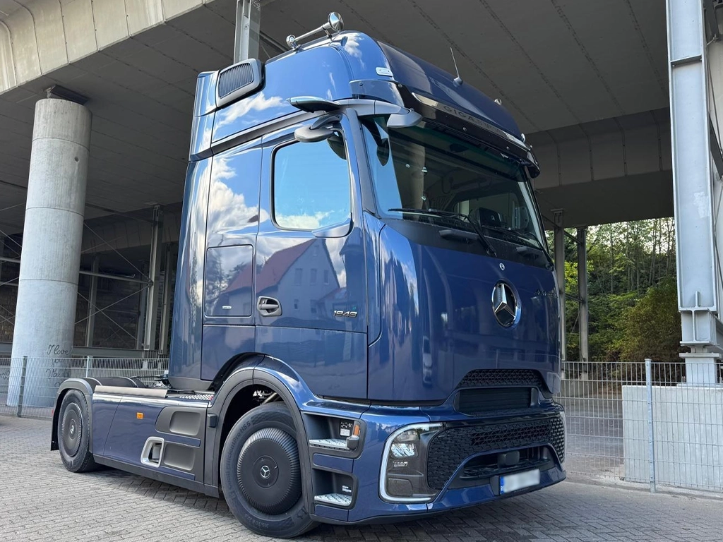 camion de ultima generatie Mercedes Benz din flota Soldavid Speed