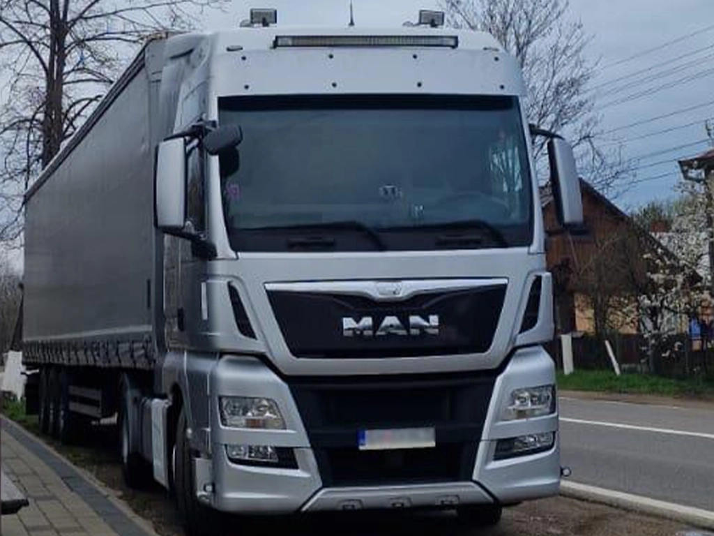 camion Man si semiremorca cu prelata