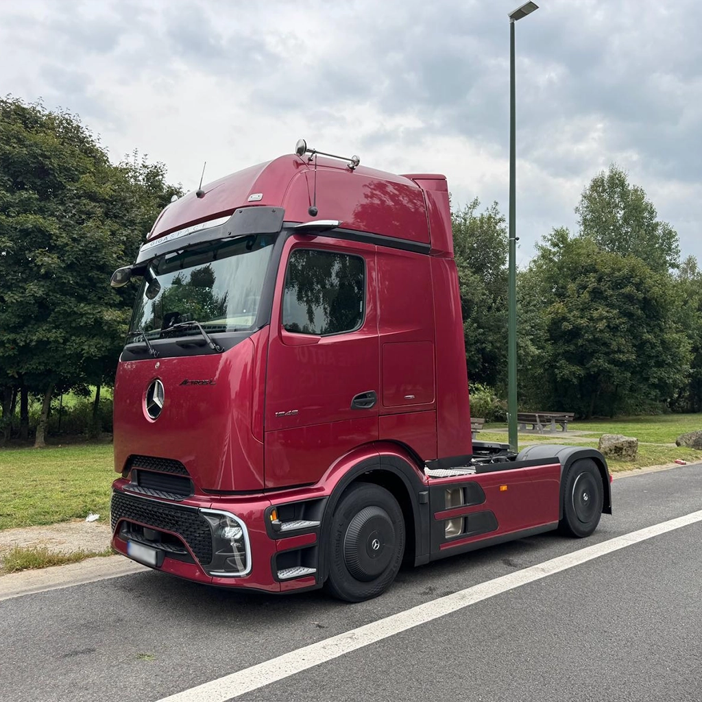 camion Mercedes Benz de ultimă generație din flota Soldavid Speed