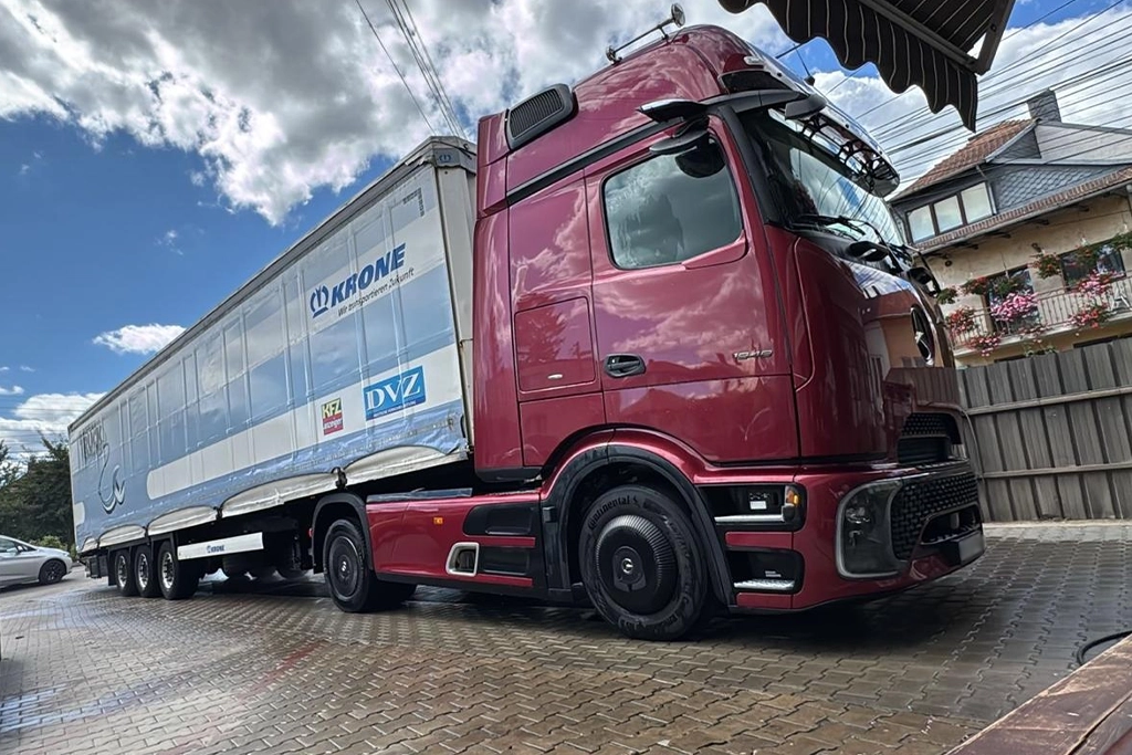 camion Mercedes Benz si semiremorca cu prelata pentru transport international