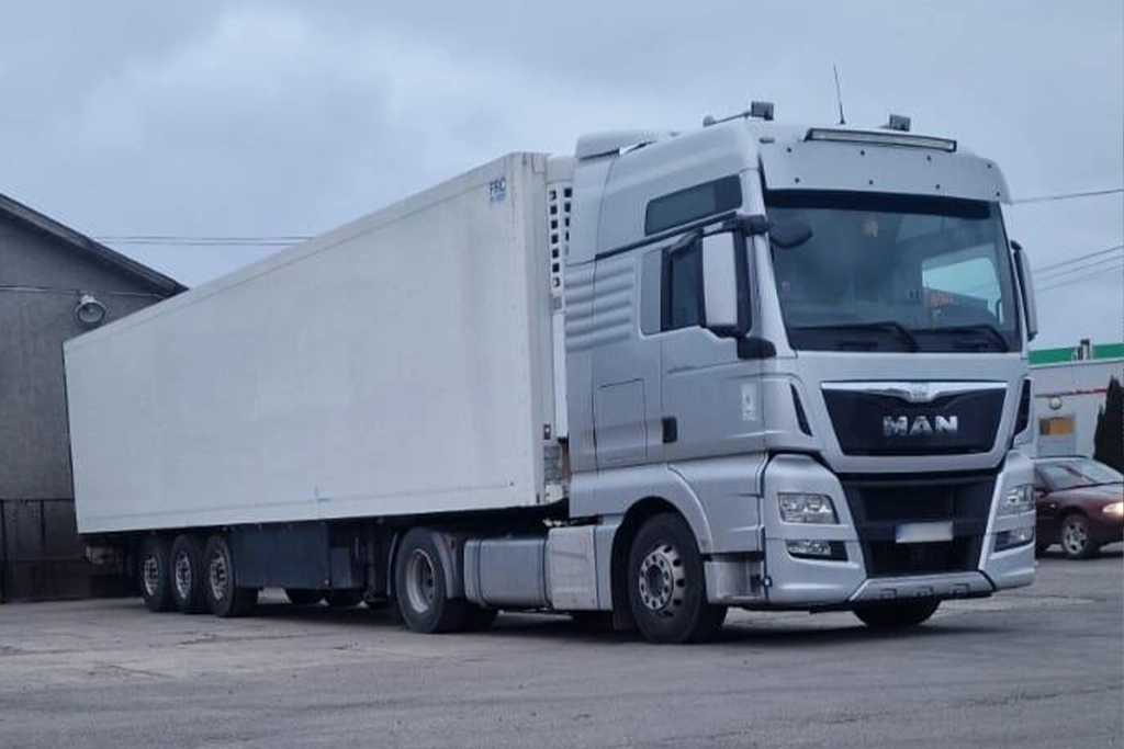 camion Man si semiremorca frigorifica pentru transport marfuri la temperatura