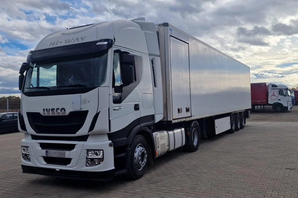 camion Iveco si semiremorca frigorifica apartinand firmei Soldavid Speed